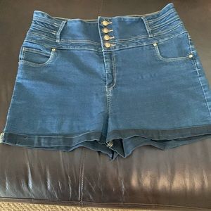🎁FREE W/Purchase✨ Liquidx Jeans High-Waisted Shorts ✌🏻